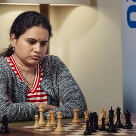 कोनेरू हम्पी: मोहरों के बोर्ड पर रानी, घर पर माँ – एक अदम्य सफर