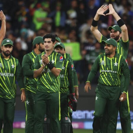 लाहौर की वो शाम: जब पाकिस्तानी प्रशंसकों ने अपने ही कप्तान के आउट होने पर जश्न मनाया – बाबर आज़म का इंतज़ार!