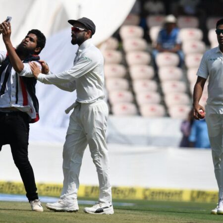 लाहौर में क्रिकेट का डबल धमाका: पाकिस्तान की ऐतिहासिक जीत और प्रशंसक का अनोखा ‘बाबर प्रेम’